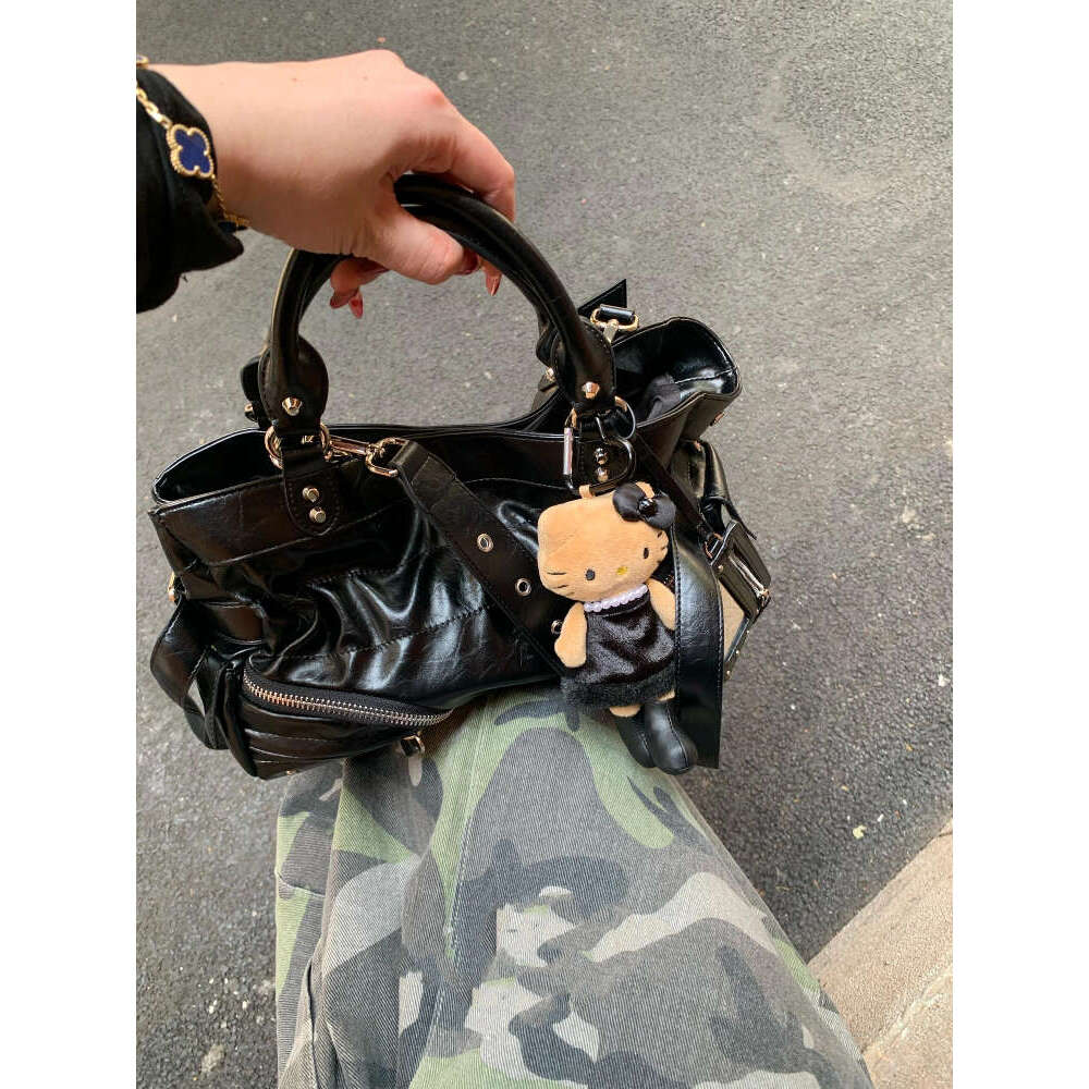 Designer Bag Tote Bag Shoulder Bag New Hot Girl Oil Wax Leather Rivet Design Large Capacity Motorcycle Single Shoulder Crossbody Commuter Handheld Tot