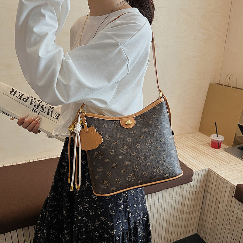 Free Shipping Designer Luxury Bag New Retro Women's Vintage Flower Handbag Large Capacity Commuting Shoulder Bag Classic Armpit Bag Casual Shoppi