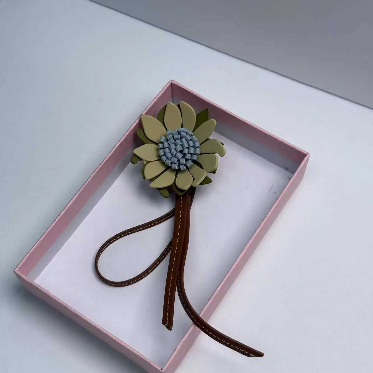 Pearl Accent Bag Hanger Elegant Shoulder Backpack Accessory Ladies Luxury Decor Piece Y250815