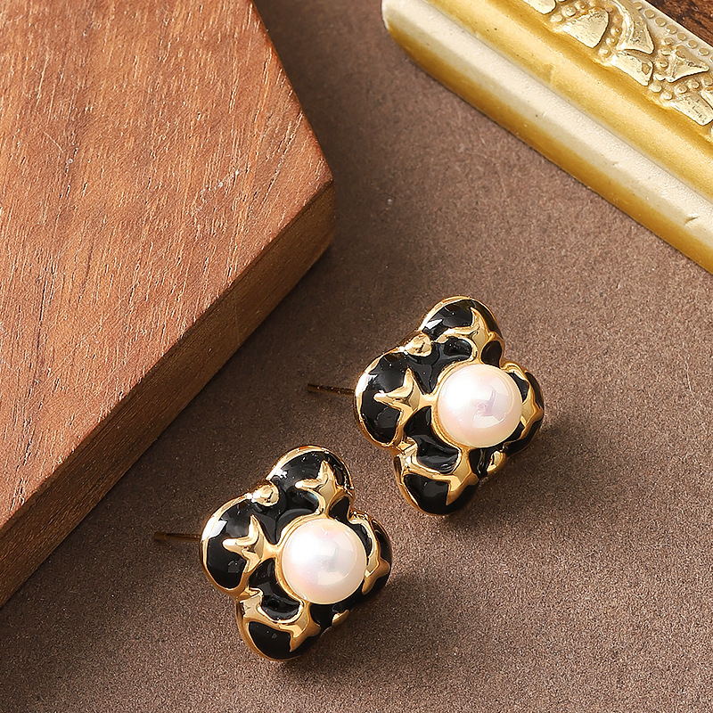 French Gentle Temperament Style Oil Drop Pearl Inlaid Four-Leaf Clover Earrings for Women Unique Personality Versatile Sier Needle Ear Jewelry