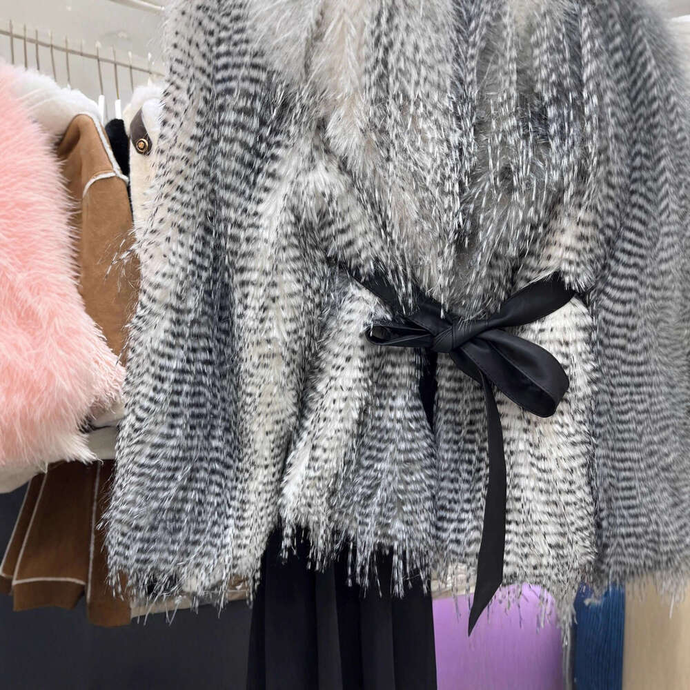 Fur coat with fox fur fringed gradient, short thickened warm coat, European and American plus-size women's style