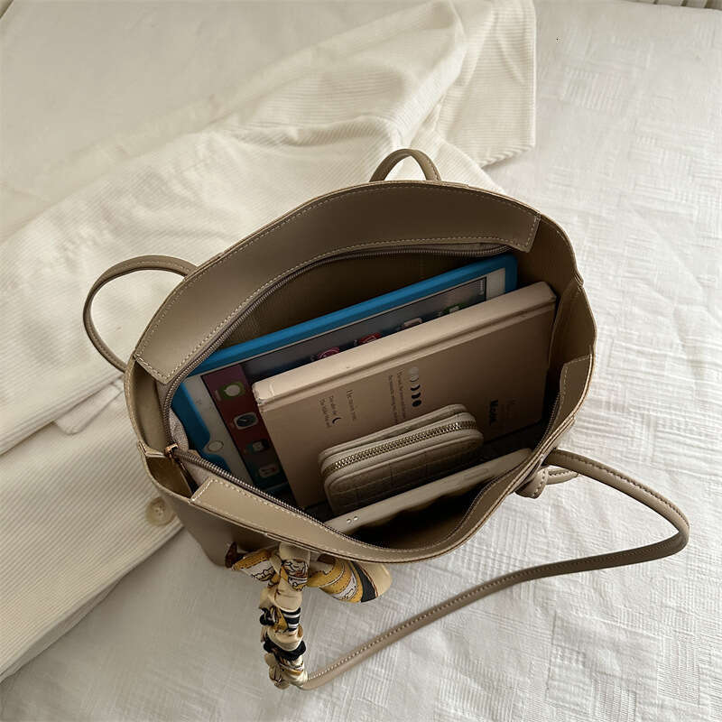 High-Quality Textured Luxury Single Shoulder Designer Bags Simple 2025 Tote Fashion New Versatile Large Capacity Commuting Class Bag