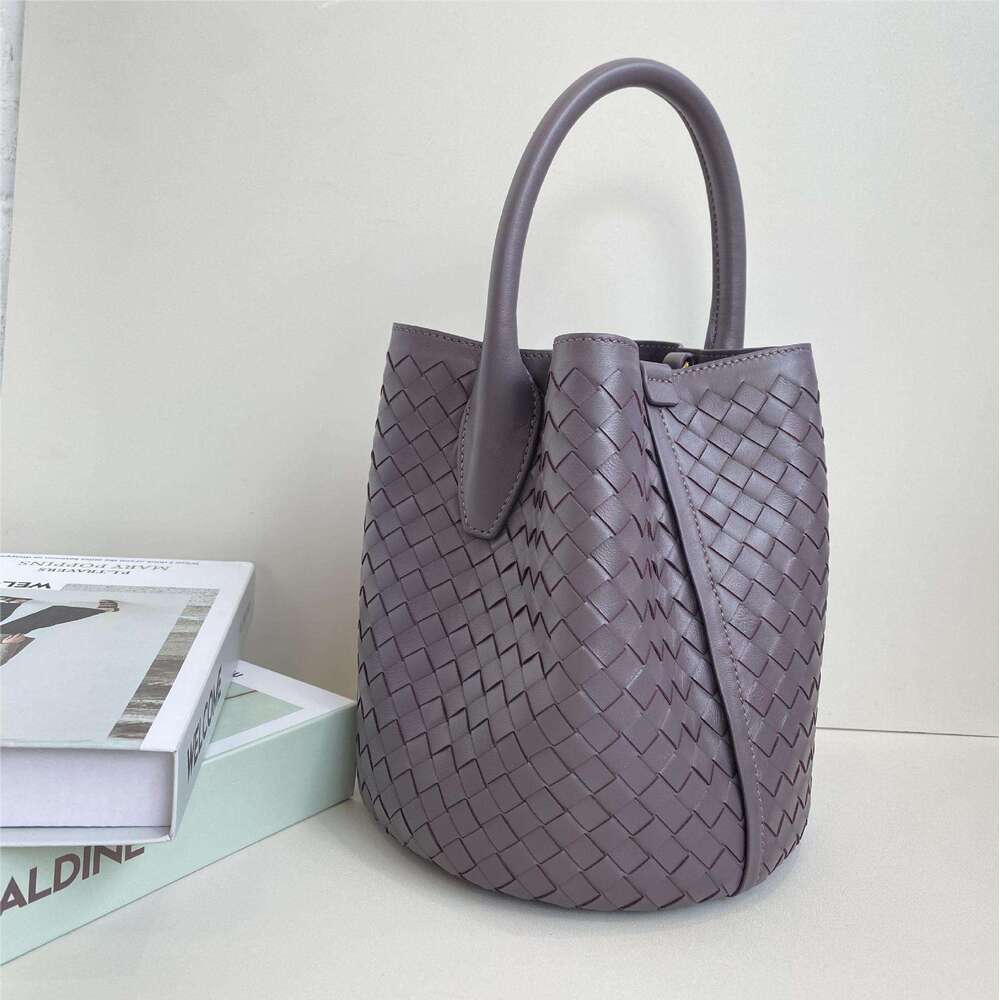 New Trend Genuine Leather Women's Niche Single Shoulder Crossbody Large Capacity Handwoven Sheepskin Handheld Bucket Bag designer bag B5