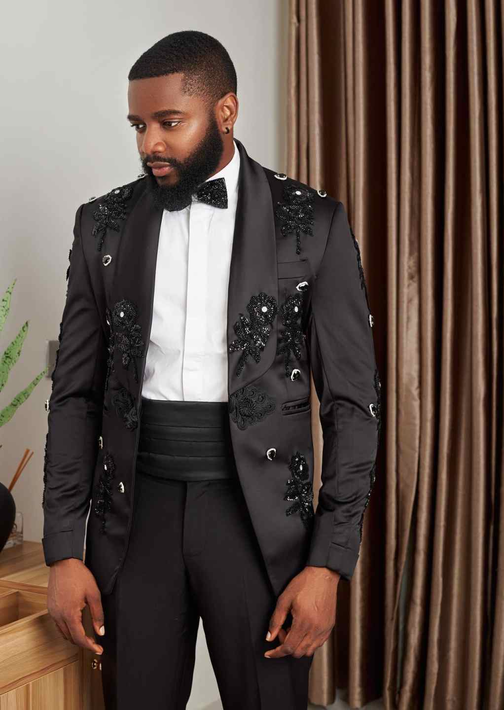 Luxury 2 Pieces Men Suits Customized Shawl Lapel One Button Jacket Tuxedos Crystal Appliques Prom Male Party Blazers