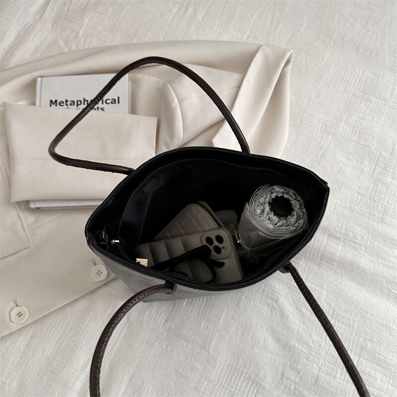 Luxury Korean Handheld Commuter Autumn Winter Women 2025 New Trendy Tote Designer Bags Versatile Large Capacity Shoulder Bag