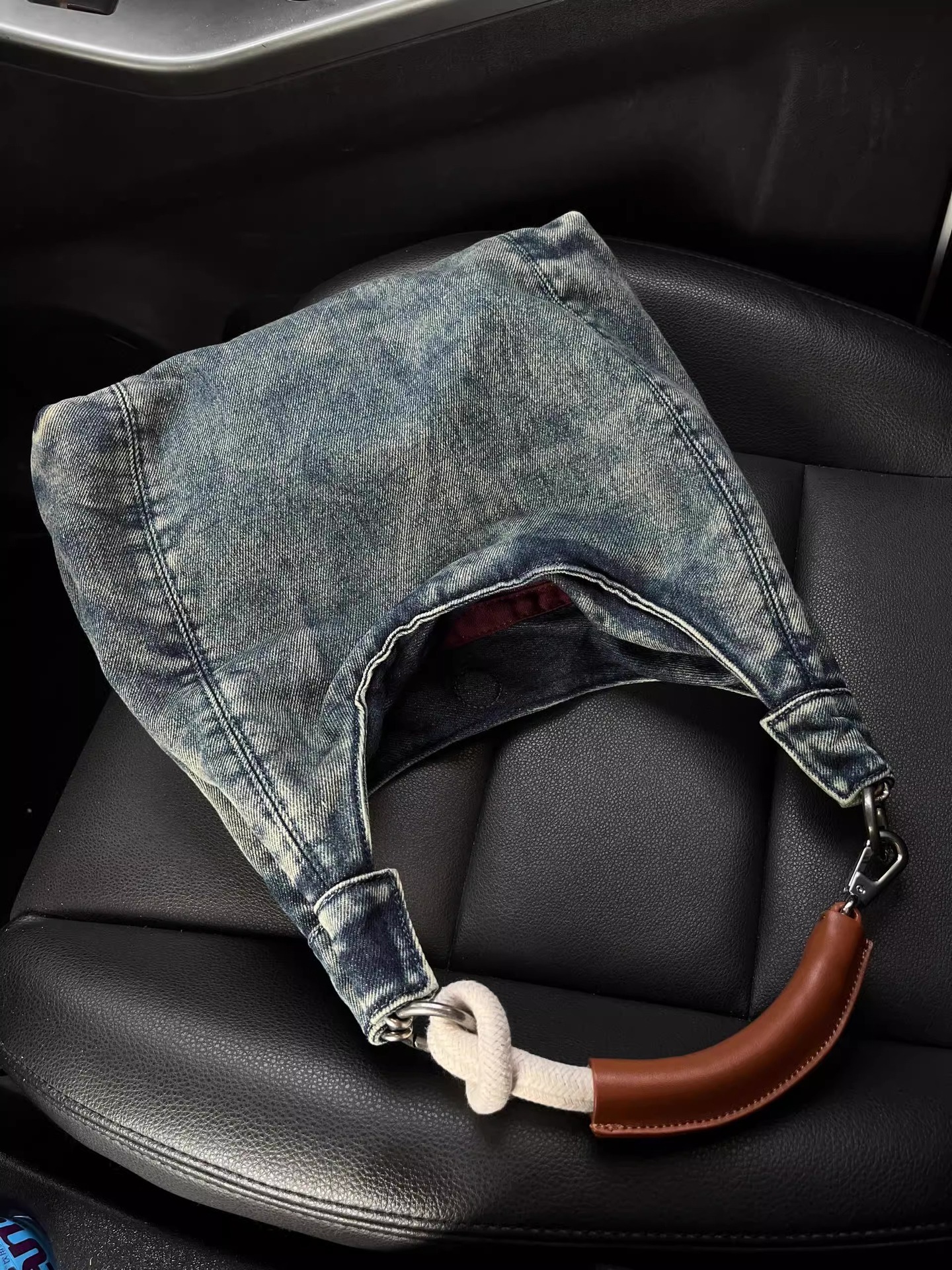 2025 Autumn New Women's Shoulder Bag Denim Handbag Niche Casual Commuting Armpit Bag Spicy Women's Crossbody Bag Autumn New Designer Bag