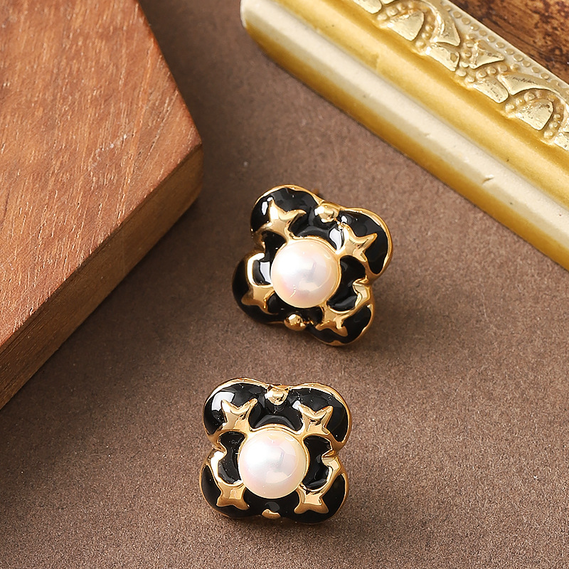 French Gentle Temperament Style Oil Drop Pearl Inlaid Four-Leaf Clover Earrings for Women Unique Personality Versatile Sier Needle Ear Jewelry