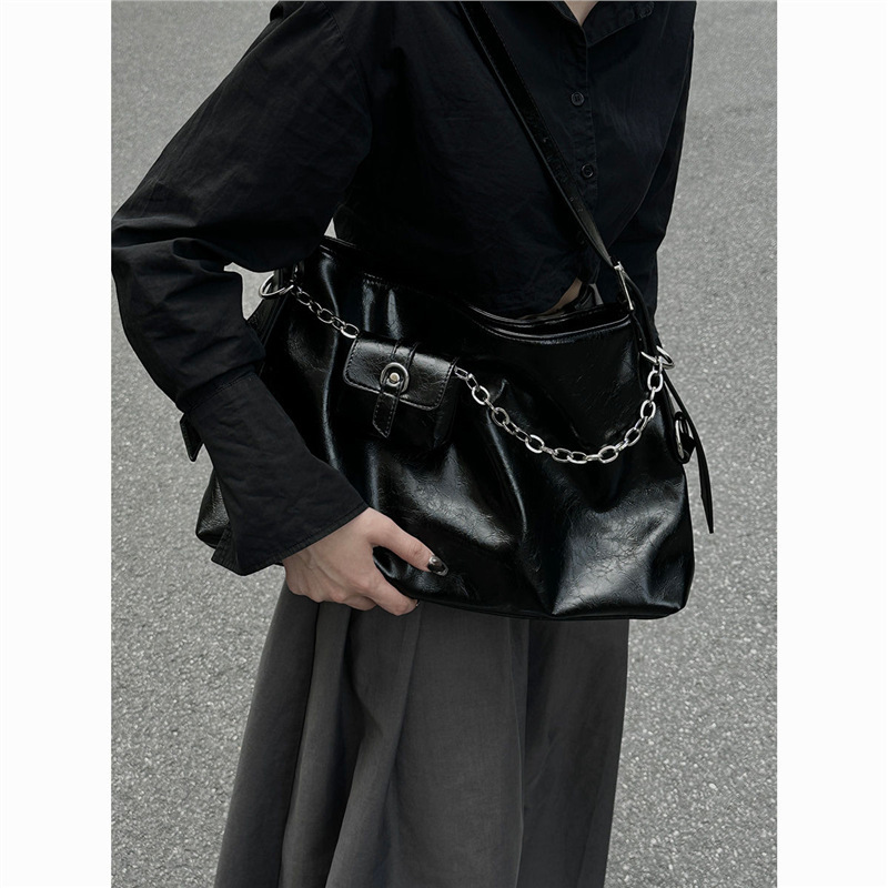 Autumn New Women's Shoulder Bag Black Large Capacity Armpit Bag Spicy Girl Commuting Style Handbag Casual Retro Chain Women's Crossbody Bag 