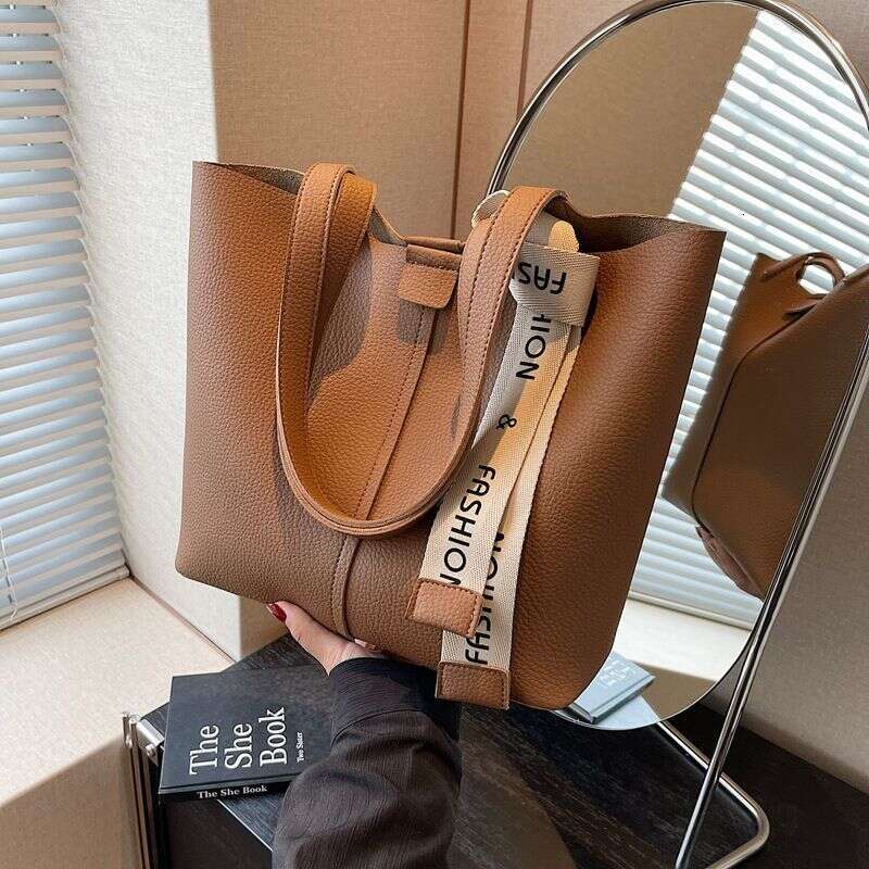 2023 New Multi-compartment Portable Tote Bag Women's Large-capacity Class Commuting niche design high-end shoulder bag