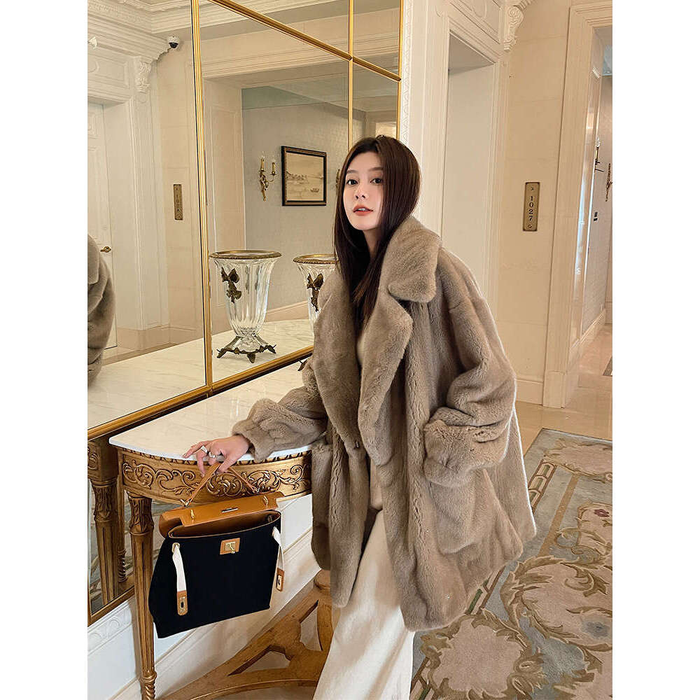 New autumn and winter thickened, warm and fashionable fur coat, women's large lapel, elegant artificial fur mink coat