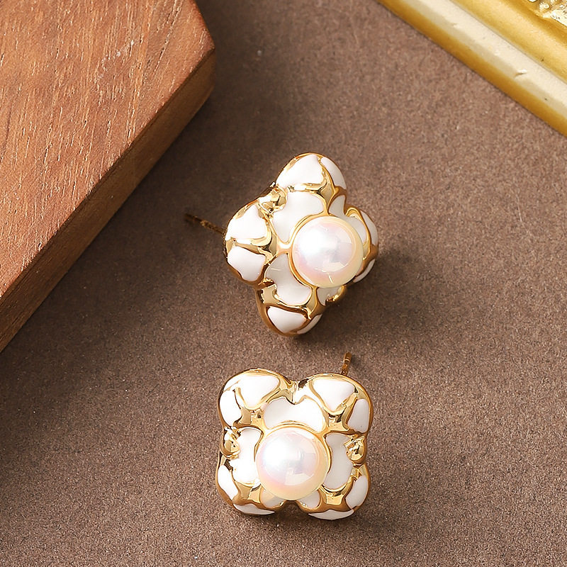 French Gentle Temperament Style Oil Drop Pearl Inlaid Four-Leaf Clover Earrings for Women Unique Personality Versatile Sier Needle Ear Jewelry