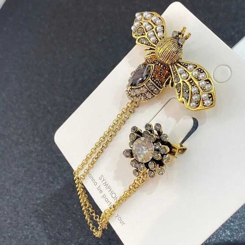 Vintage Rhinestones Pearl Bee Pin Brooches Classic Tassel Chain Bee Insect Enamel Pin Luxurious Suit Accessories Corsages XJ250815