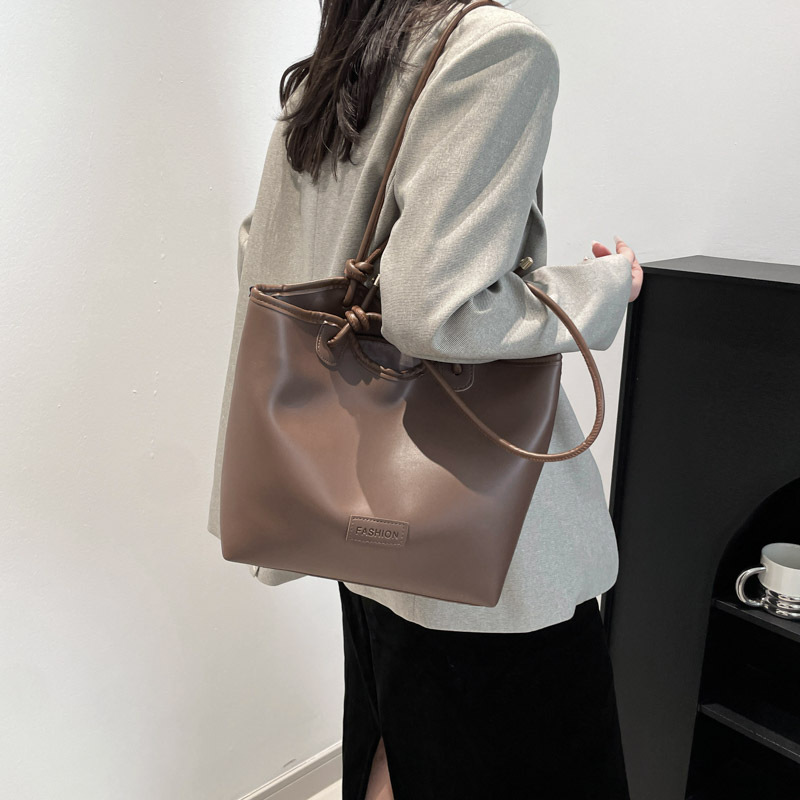 Free shipping designer Shoulder Bags Large capacity bag women fashionable casual commuting bag lightweight shoulder women black white