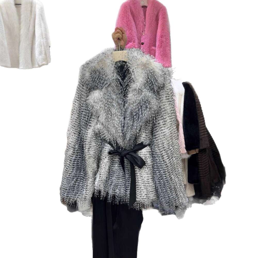 Fur coat with fox fur fringed gradient, short thickened warm coat, European and American plus-size women's style