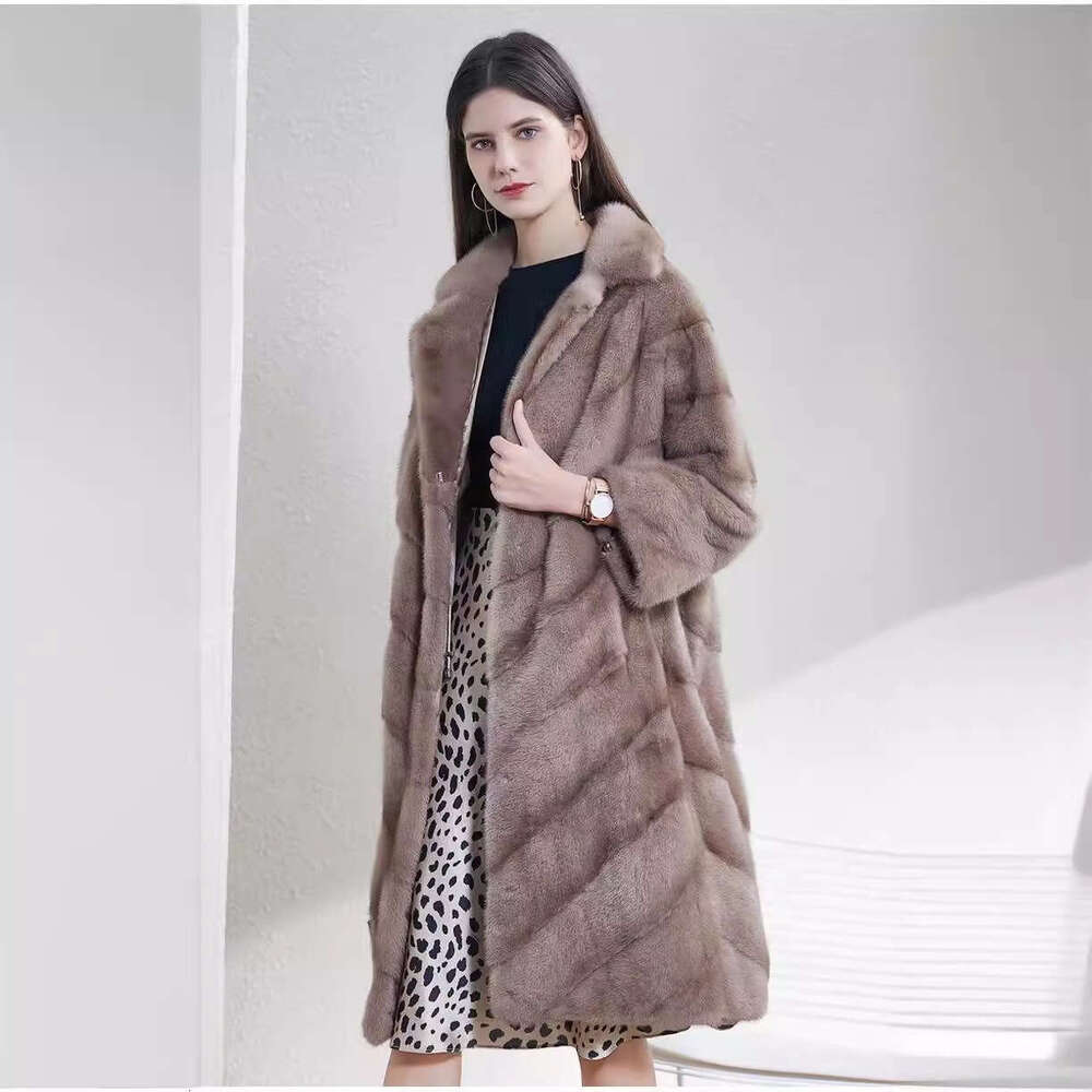 A full-length fur coat imitating mink fur for women, with a suit collar, is a versatile, light luxury, and fashionable lapel
