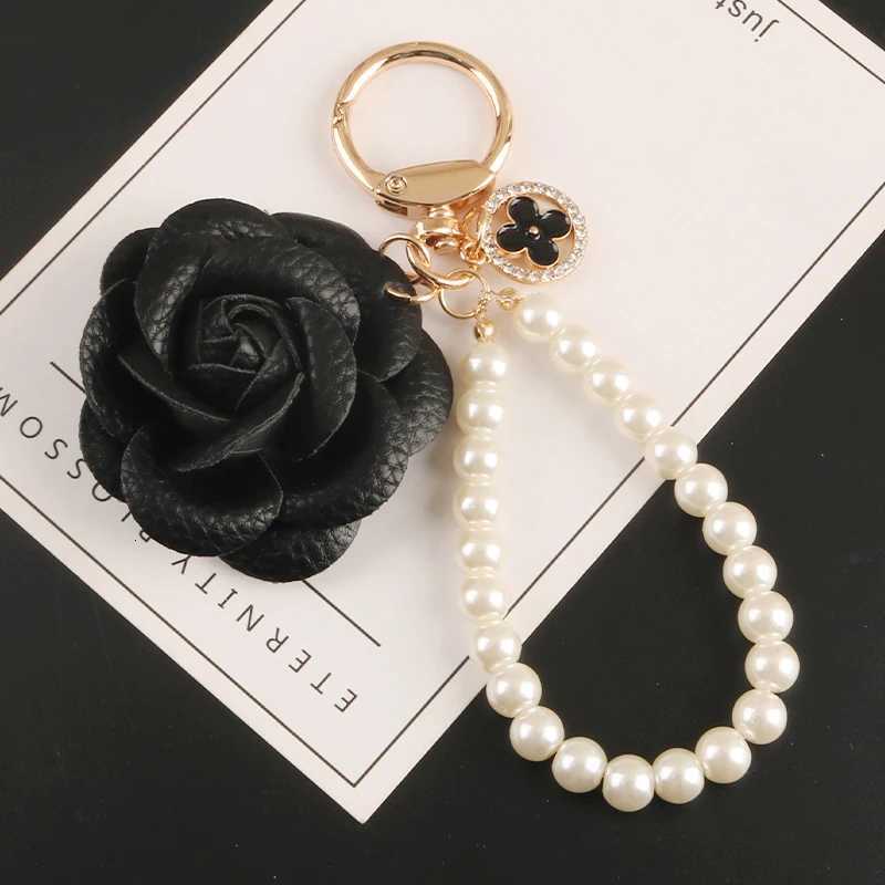 Luxury White Black Leather Rose Camellia Flowers Pearls Chain Keychain For Women Trinket Ring Car Bag Pendant Charm X61 Y250815