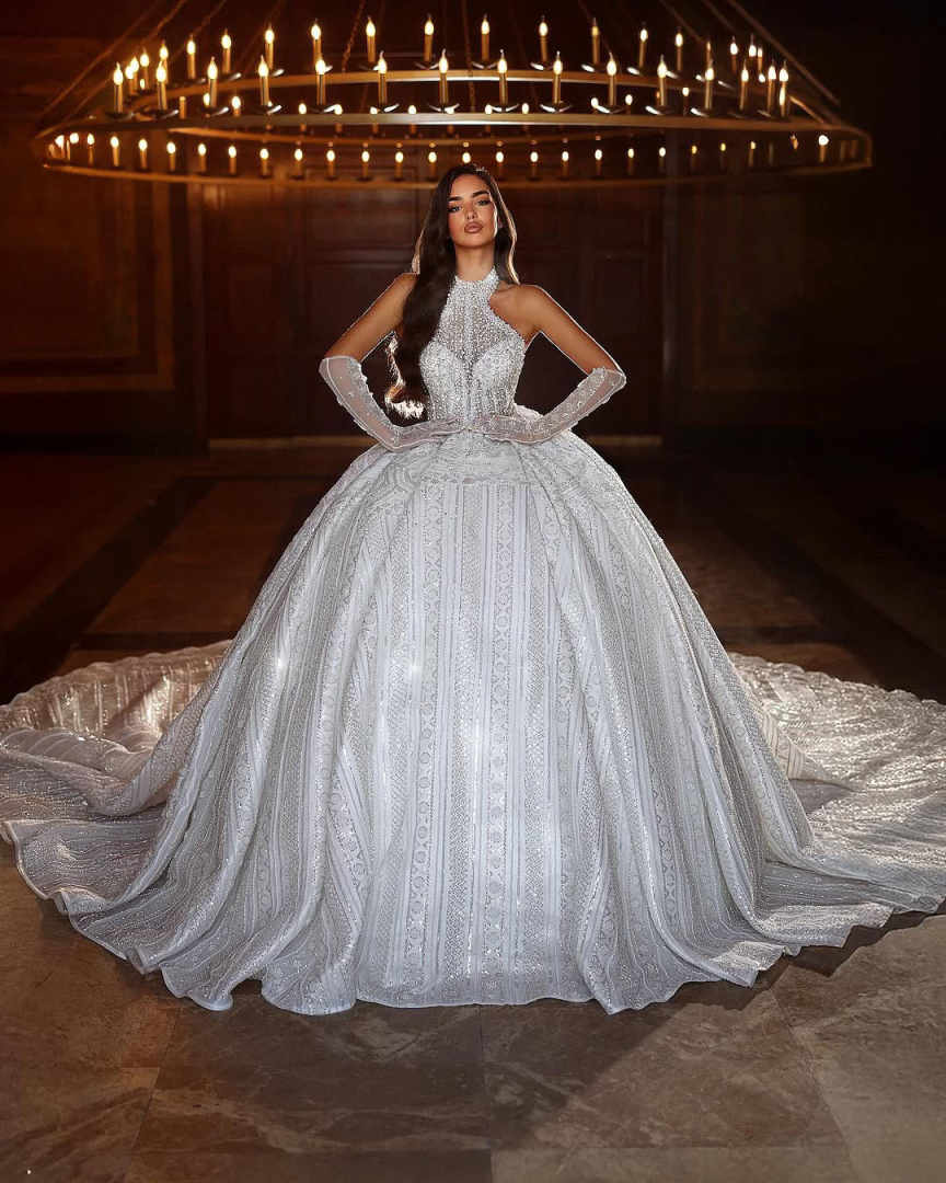 Gorgeous Ball Gown Wedding Dresses Halter Neck Sleeveless Bridal Gowns Sequins Pearl Sweep Train Princess Marriage Gowns Custom Made