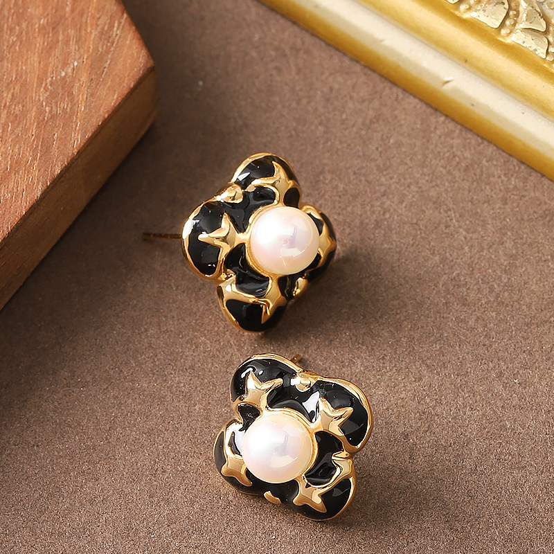 French Gentle Temperament Style Oil Drop Pearl Inlaid Four-Leaf Clover Earrings for Women Unique Personality Versatile Sier Needle Ear Jewelry