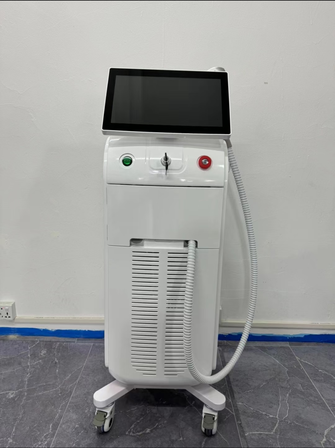 Professional Diode Laser Hair Removal Device Triple Wavelength 755 808 1064 For Beauty Salon and Spa Painless Permanent Hair Reduction All Skin Colors