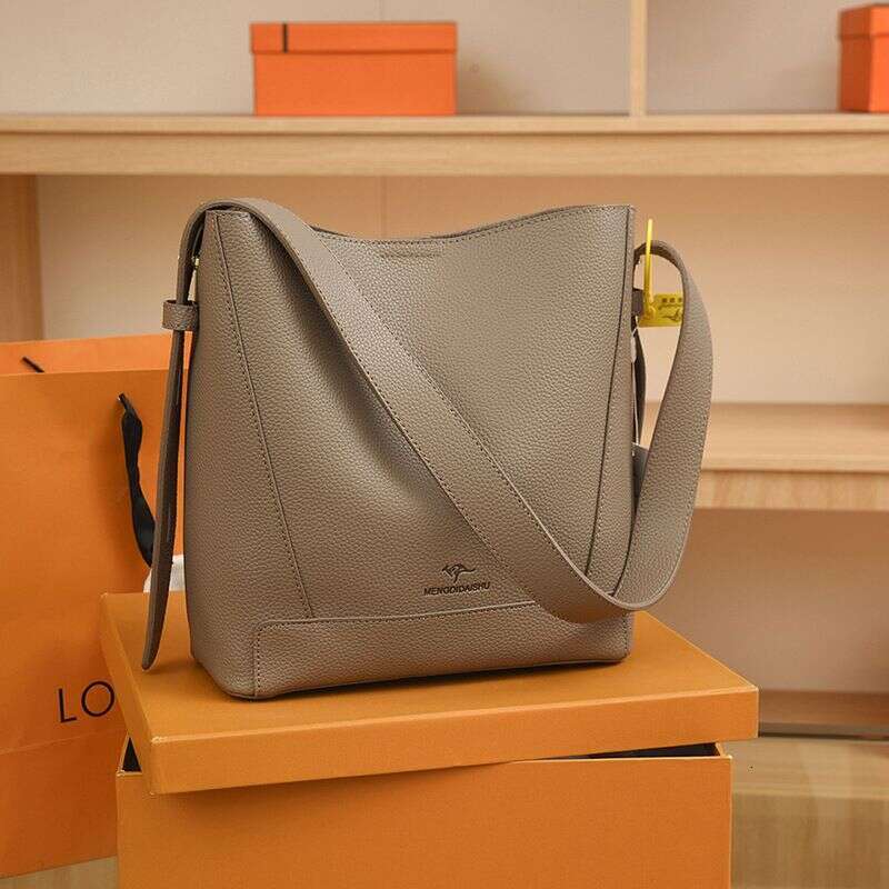 2023 New Women's Popular Bucket Korean Version INS High Capacity Tote Street One Shoulder Diagonal Straddle Bag