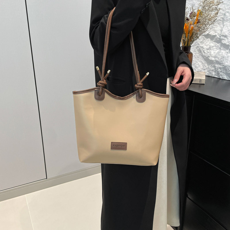 Free shipping designer Shoulder Bags Large capacity bag women fashionable casual commuting bag lightweight shoulder women black white