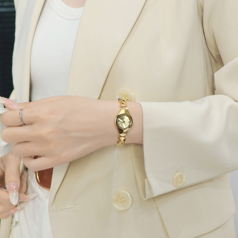 Sophisticated Minimalist Womens Analog Chronograph