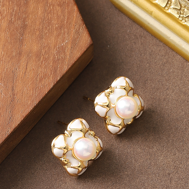 French Gentle Temperament Style Oil Drop Pearl Inlaid Four-Leaf Clover Earrings for Women Unique Personality Versatile Sier Needle Ear Jewelry