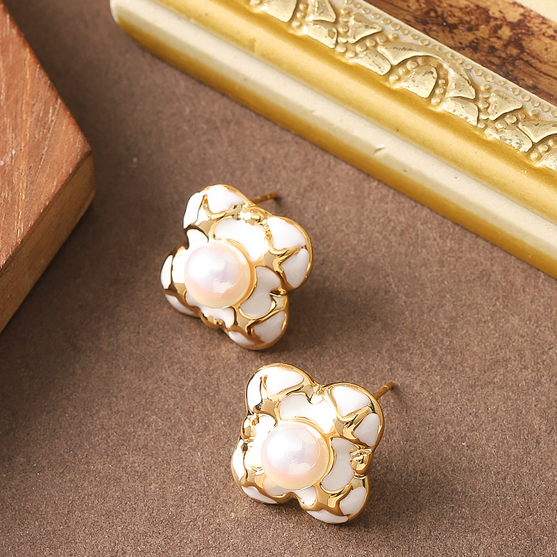 French Gentle Temperament Style Oil Drop Pearl Inlaid Four-Leaf Clover Earrings for Women Unique Personality Versatile Sier Needle Ear Jewelry