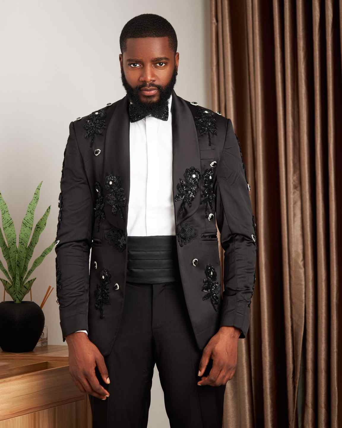 Luxury 2 Pieces Men Suits Customized Shawl Lapel One Button Jacket Tuxedos Crystal Appliques Prom Male Party Blazers