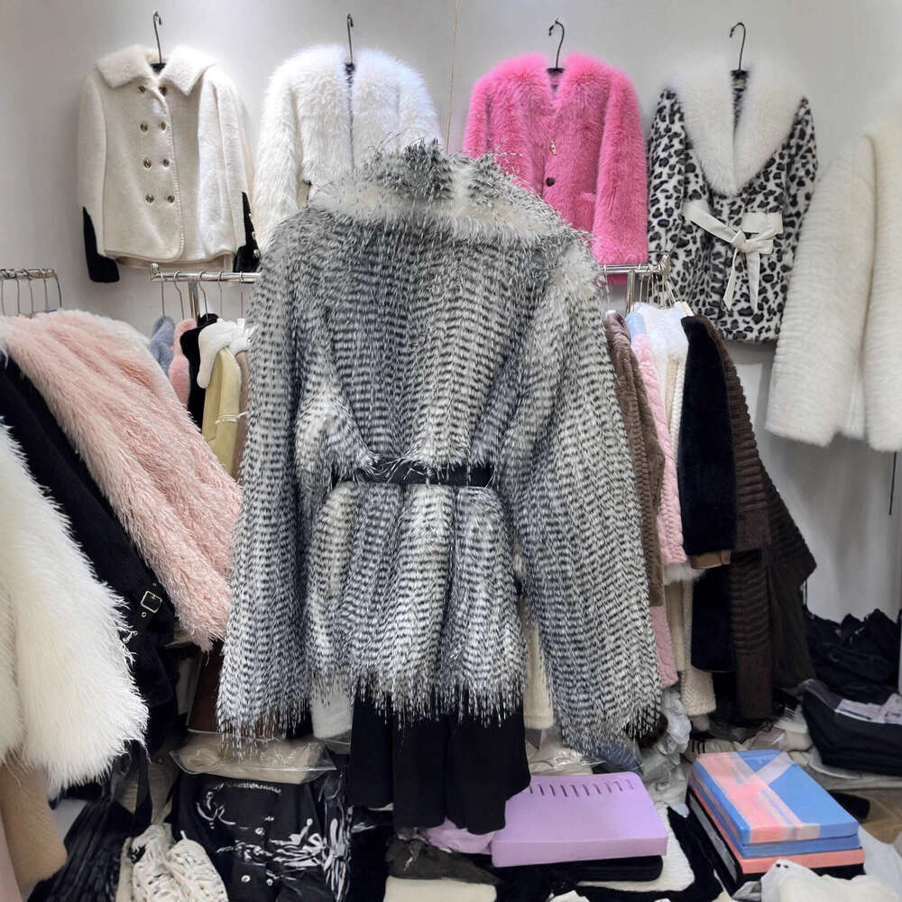 Fur coat with fox fur fringed gradient, short thickened warm coat, European and American plus-size women's style