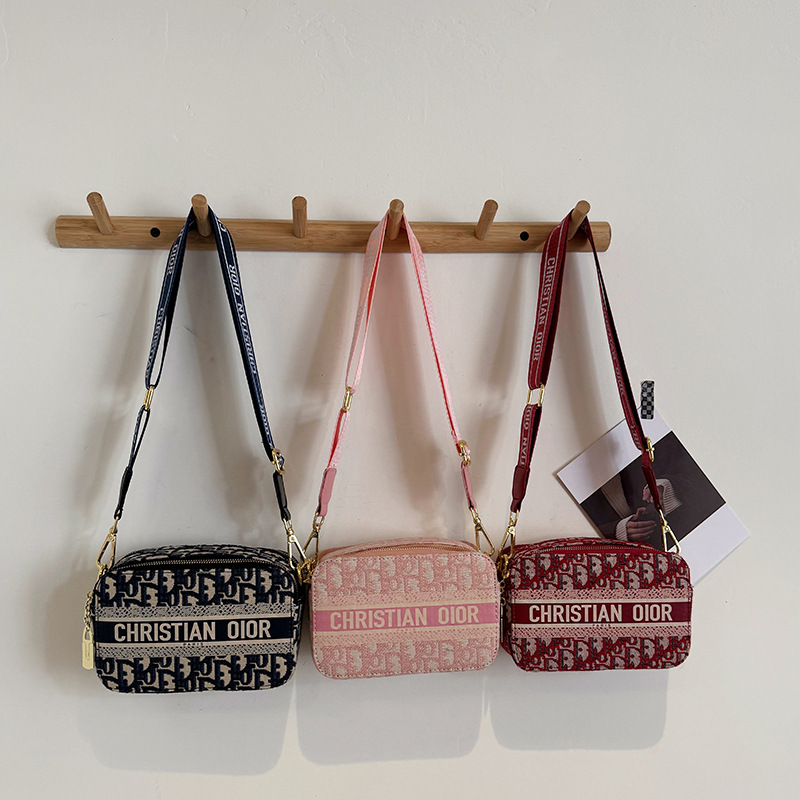 Advanced camera bag for women 2025 new summer letter single shoulder diagonal cross bag, stylish and versatile small square bag