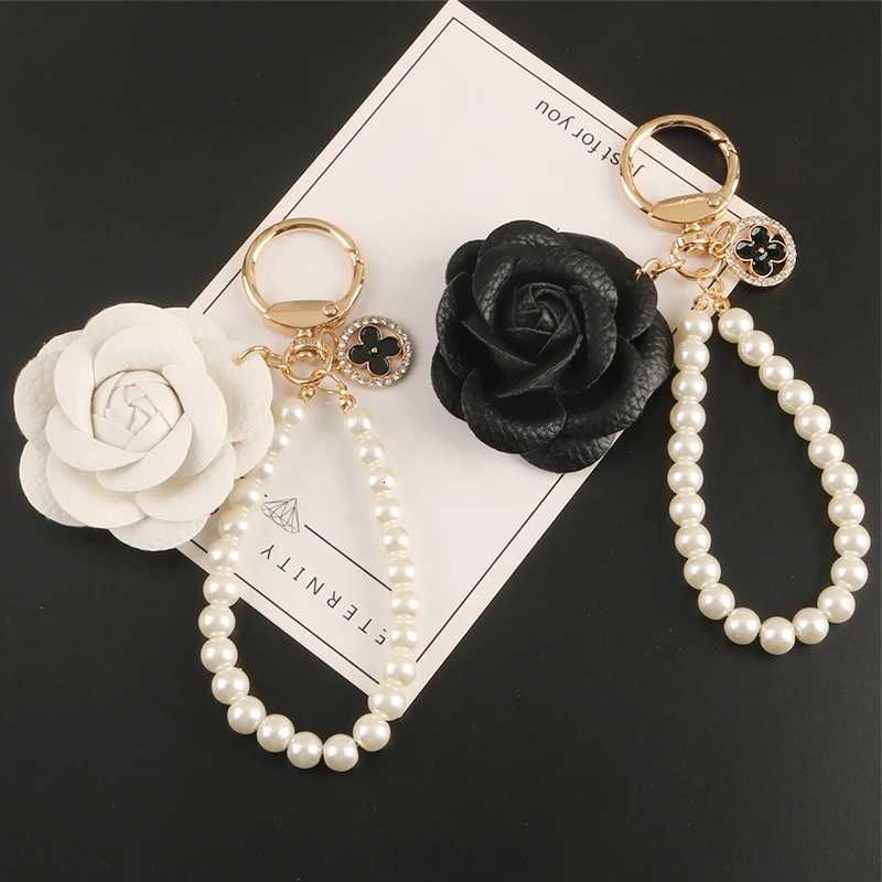 Luxury White Black Leather Rose Camellia Flowers Pearls Chain Keychain For Women Trinket Ring Car Bag Pendant Charm X61 Y250815