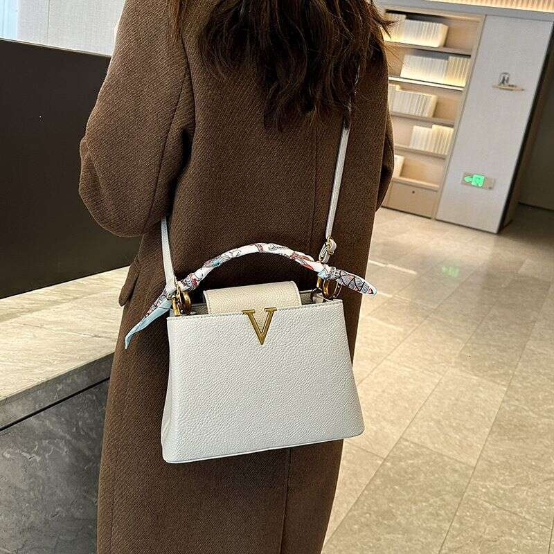 2025 New Lychee Vee Inlaid Gold Edge Tote Light Handbag Single Shoulder Crossbody Large Capacity Women's Bag