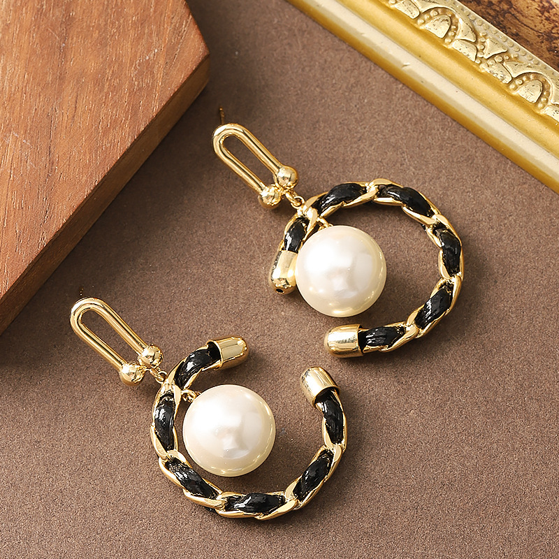 French Style Light Elegant -Style C-Shaped Leather Chain Pearl Earrings Gentle Temperament High-End Feel Sier Needle Ear Jewelry