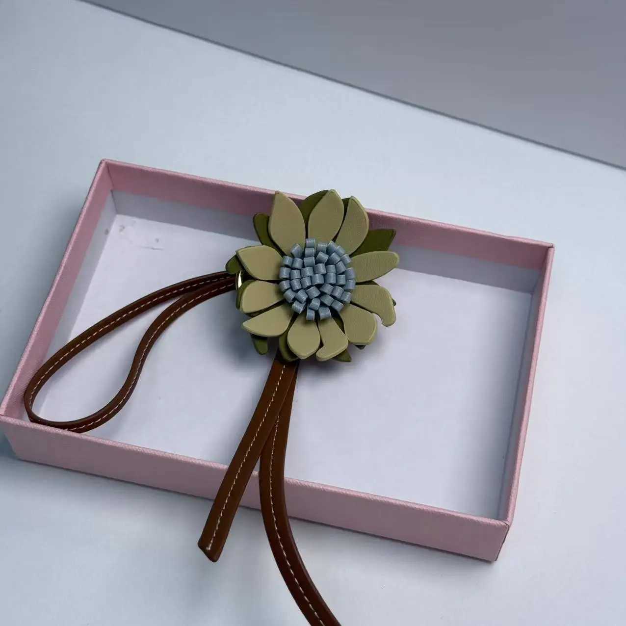 Pearl Accent Bag Hanger Elegant Shoulder Backpack Accessory Ladies Luxury Decor Piece Y250815