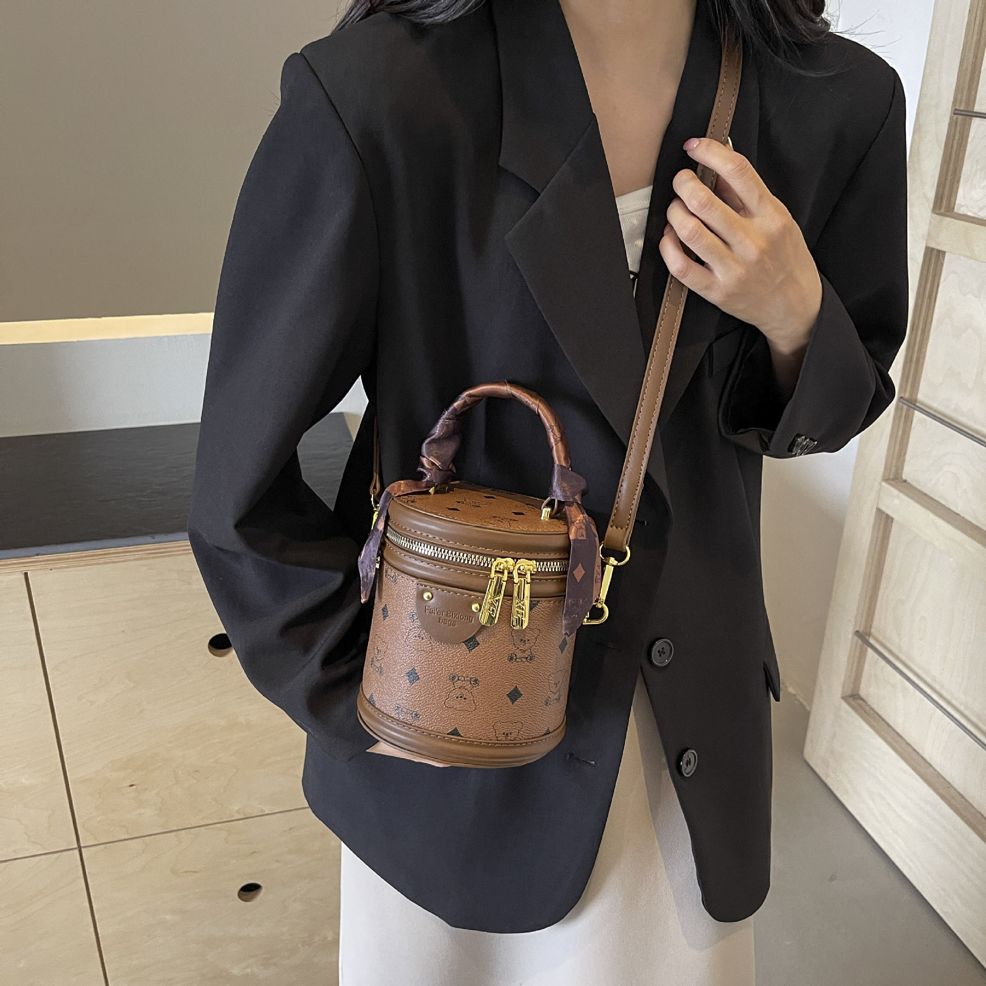 Retro Printed Women's Handbag Free Shipping Designer Fashion New Crossbody Round Bucket Bag Versatile Luxury Phone Bag Casual Makeup Shoulder Bag