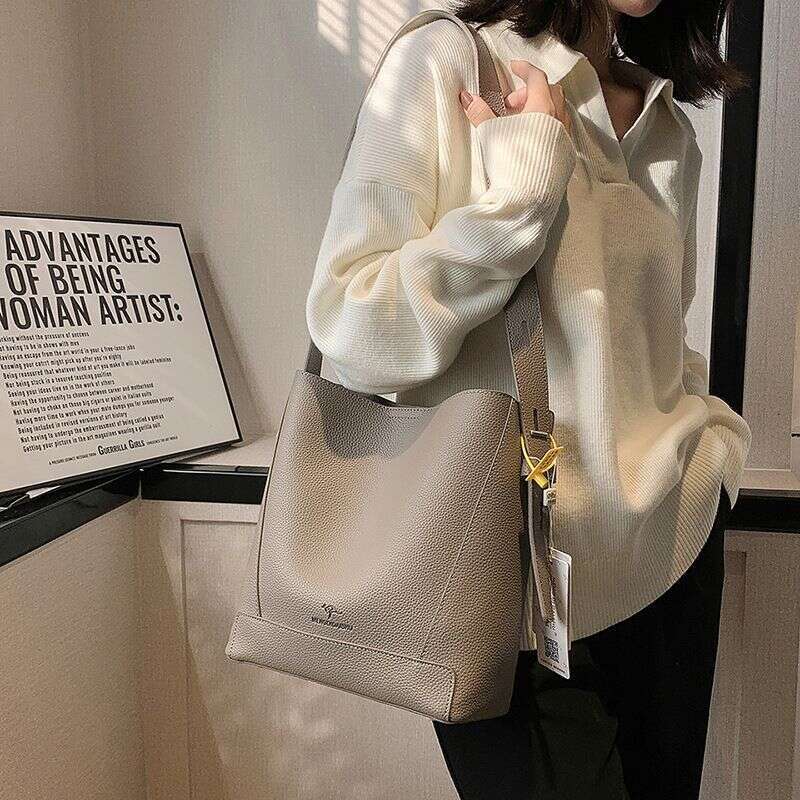 2023 New Women's Popular Bucket Korean Version INS High Capacity Tote Street One Shoulder Diagonal Straddle Bag