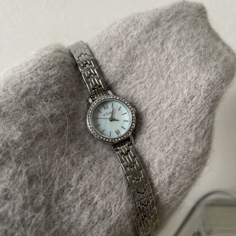 Womens Small Dial Elegance Quartz Timepiece - Fine Craftsmanship & Luxury Design