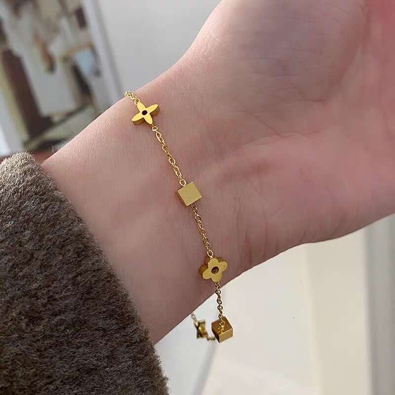 High-End Geometric Small Square Flower Titanium Steel Necklace for Women Fashion Internet Celebrity Four-Leaf Clover Clavicle Chain Set