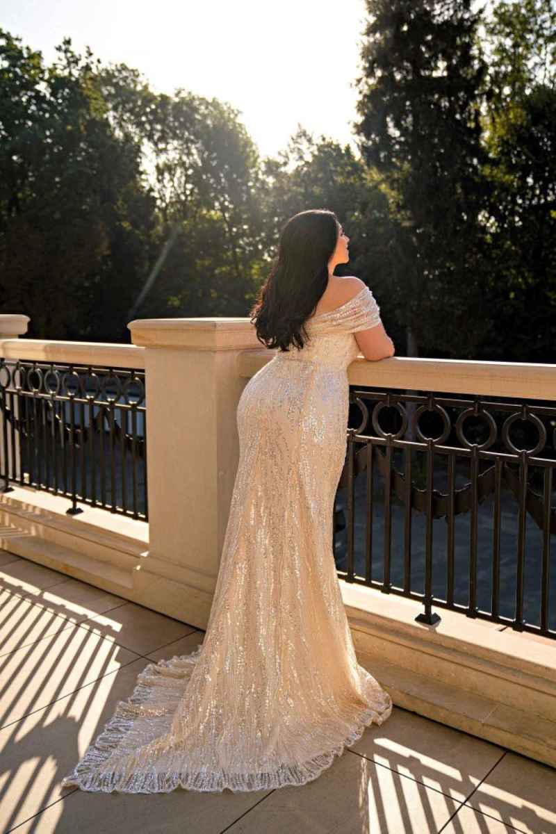 Plus Size Mermaid Wedding Dresses Off Shoulder Sleeveless Splits Bride Dress Sparkly Sequins Sweep Train Bridal Dress Customized