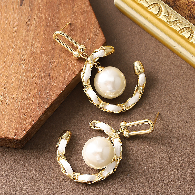French Style Light Elegant -Style C-Shaped Leather Chain Pearl Earrings Gentle Temperament High-End Feel Sier Needle Ear Jewelry