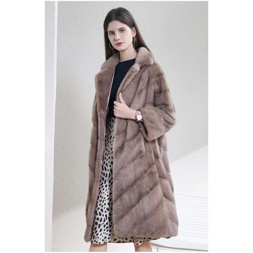 A full-length fur coat imitating mink fur for women, with a suit collar, is a versatile, light luxury, and fashionable lapel