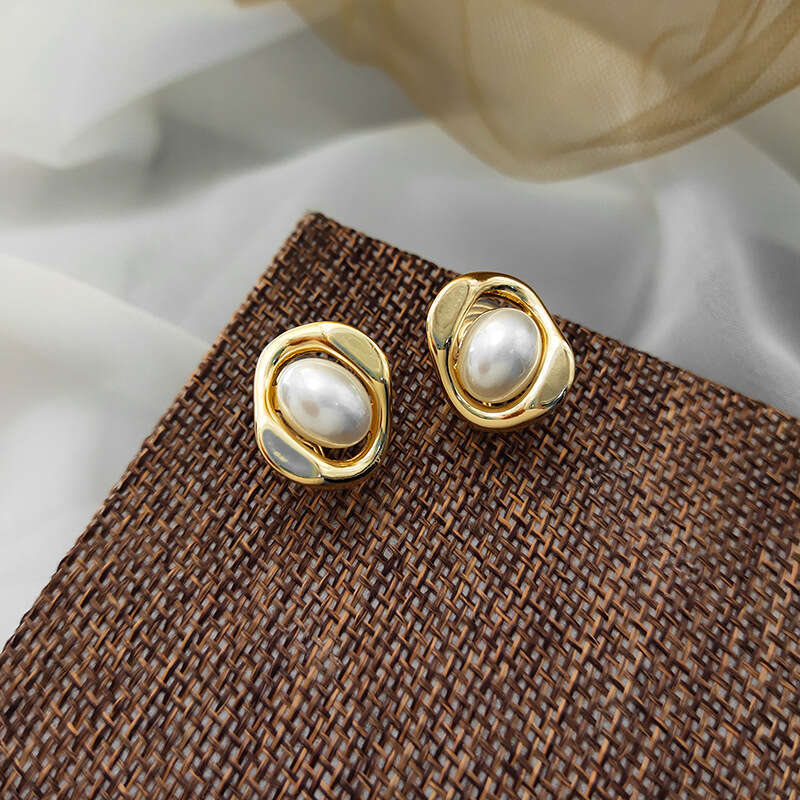 DHcollections Painless Pearl Mosquito Coil Clip-On Earrings for Women Without Piercing, French Style Earrings, Elegant Autumn Winter 2023 New Trend
