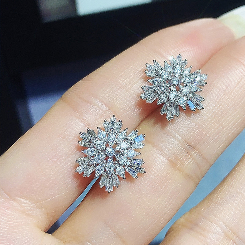 Star Korean and Japanese Style Christmas Snowflake Zircon for Women Sweet Student Earrings E7363