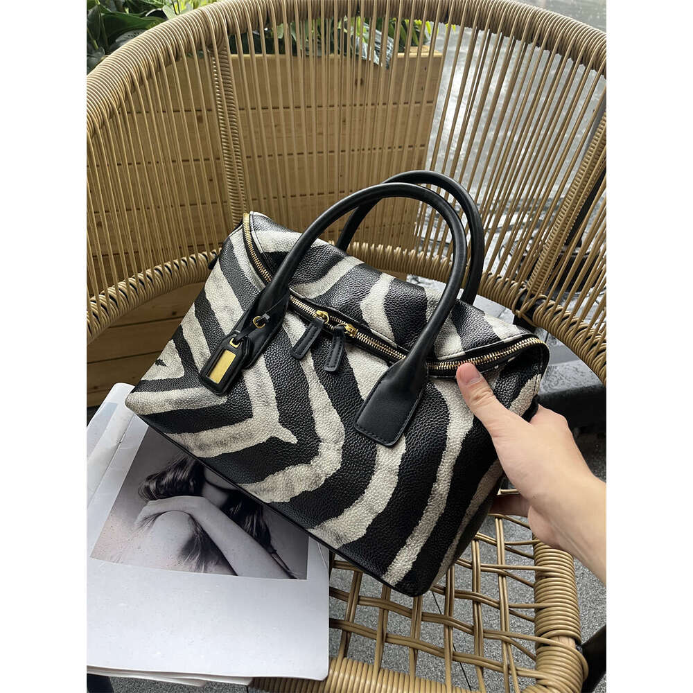 2025 New Design High-End Handbag Single Shoulder Crossbody Pillow Soft Leather Small Bag