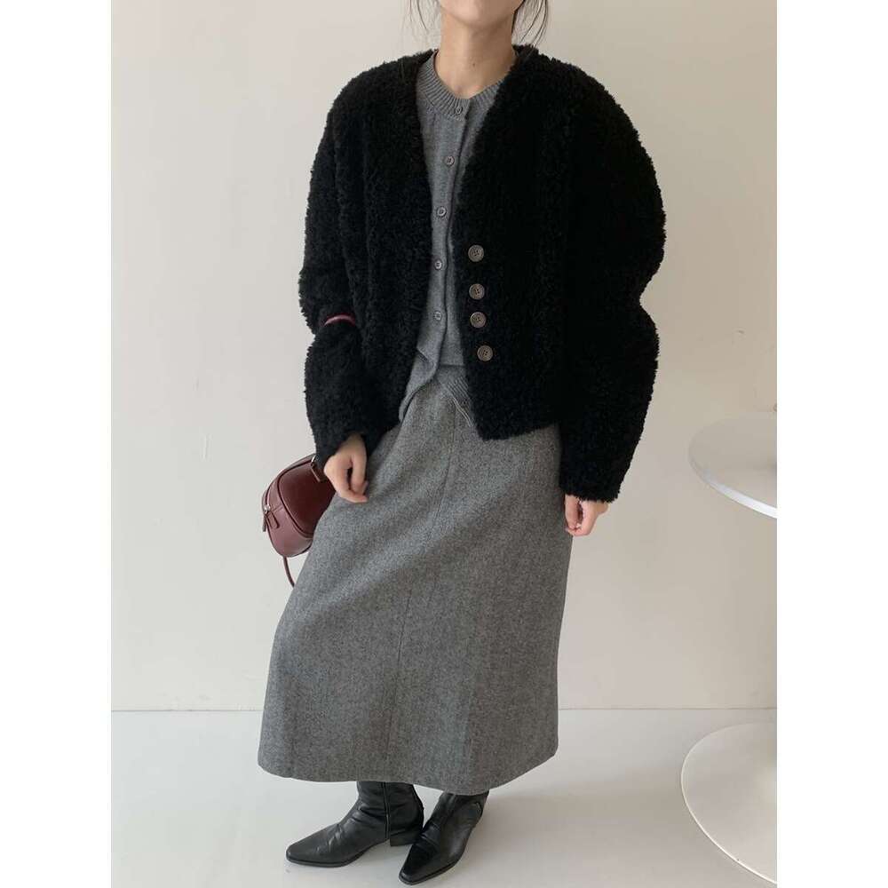 Sheep lamb wool Korean version 2025 winter new sheep shearing fur integrated fur jacket women's v-neck short