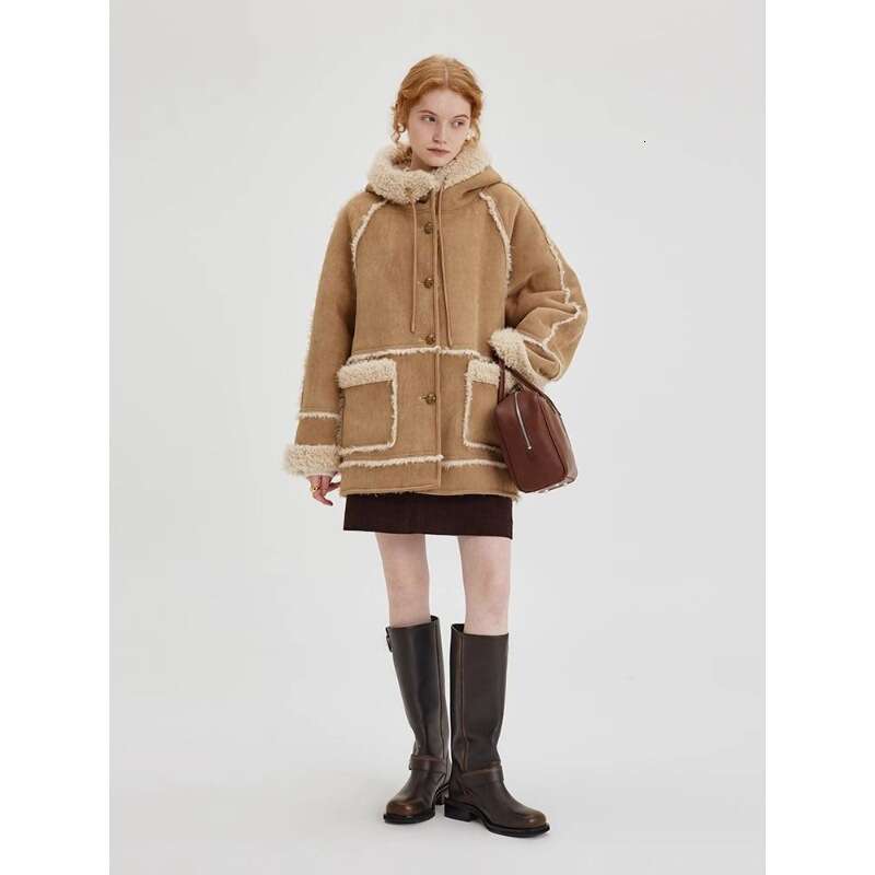 A new winter hooded faux fur one-piece coat for women, a retro suede and velvet warm and soft short coat