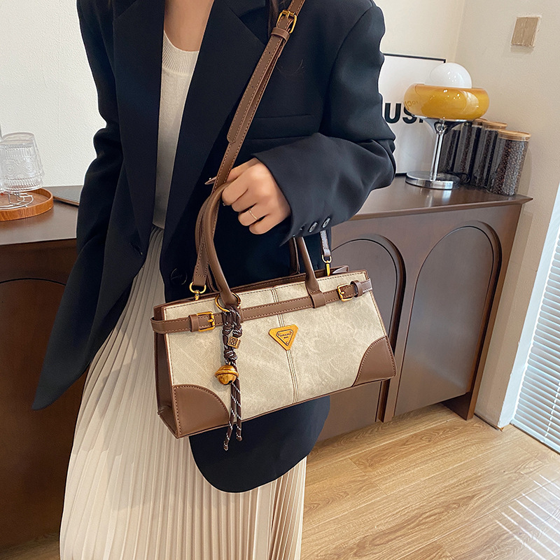 Fashionable Women's Large Capacity Handbag Free Shipping Designer New Spliced Shoulder Bag Luxurious Small Gold Label Belt Square Leisure Shoppin