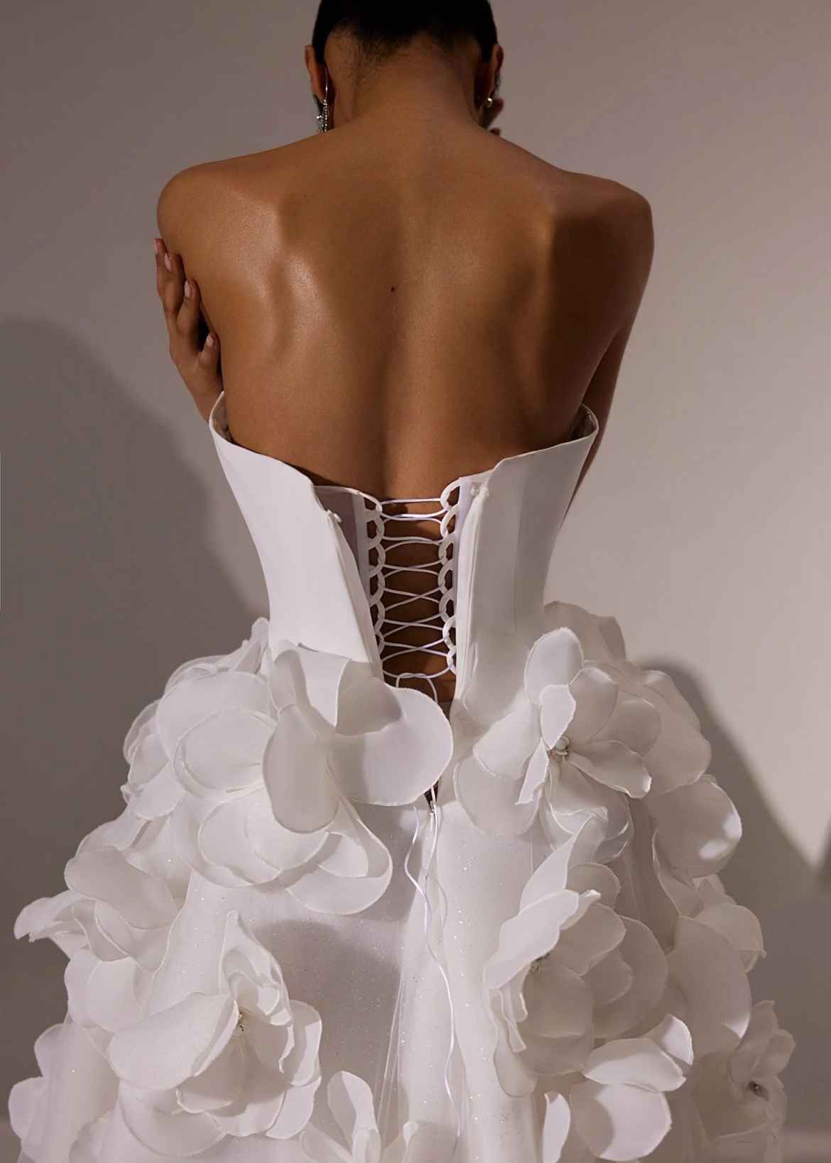 Customized A Line Wedding Dress Hand Made Flowers Bridal Gowns Strapless Backless Sweep Train Illusion Bride Dress