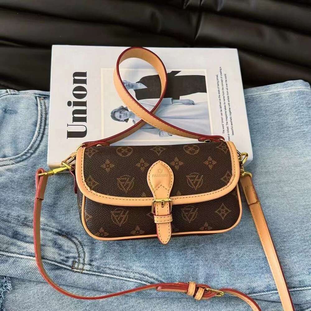 DHessentials Vintage Nurse Bag - Stylish PVC Crossbody Purse for Women, Retro Shoulder Bag (20x11cm, 550g)